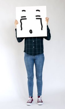 yüz ağlama ile afiş tutan kadın