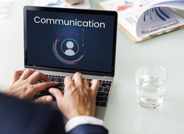 Eller dizüstü bilgisayarda klavyede yazıyor.