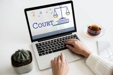 Eller dizüstü bilgisayarda çalışıyor