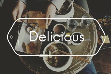 lezzetli yemekleri masasi