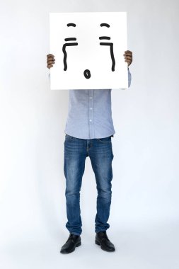 yüz ağlama ile afiş tutan adam