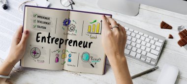 Kadın kitap okuyor.