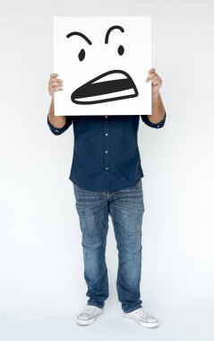 afiş ile agresif yüz tutan adam 