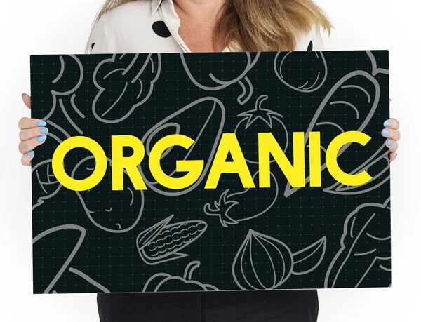 Kadın afişini tutar 