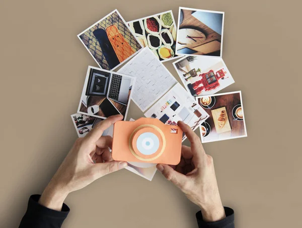 Person Holding Papercraft kamera — Stock Fotó