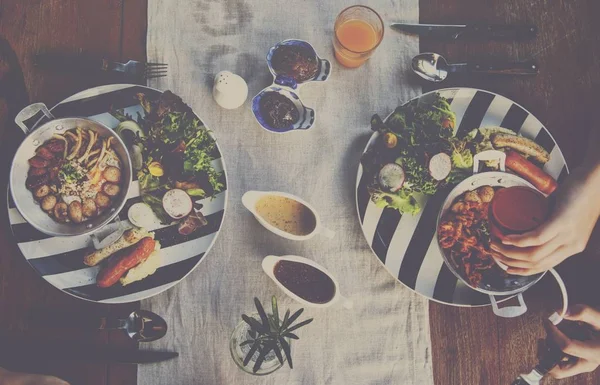 Paar frühstückt im Café — Stockfoto