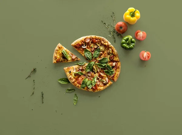 Sepotong seluruh pizza Italia. — Stok Foto