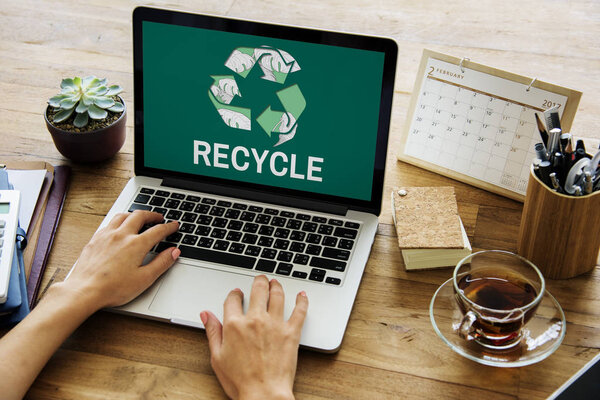 Руки на клавиатуре ноутбука