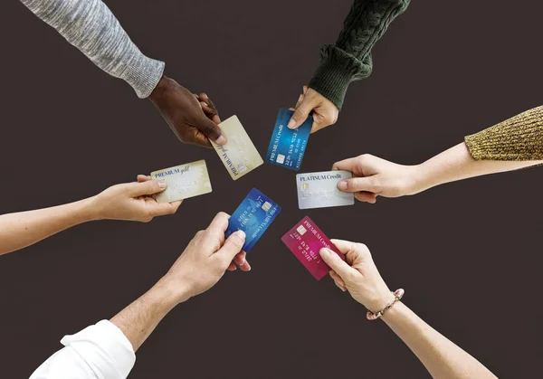 Mãos com cartões de crédito — Fotografia de Stock