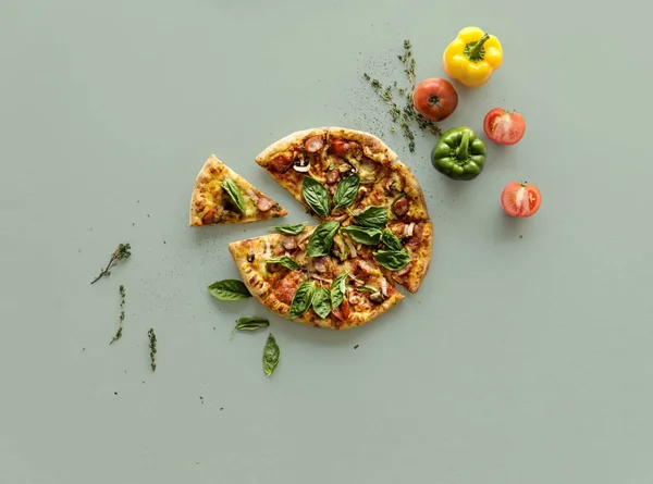 Sepotong seluruh pizza Italia. — Stok Foto