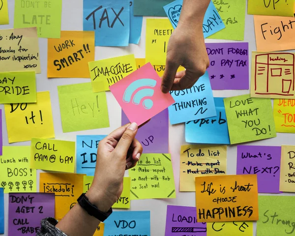 Hands holding sticky note — Stock Photo, Image