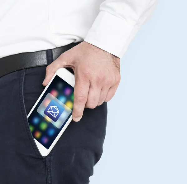 Бізнесмен кладе смартфон у кишеню — стокове фото
