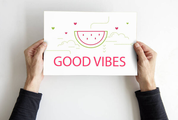 руки держат плакат
