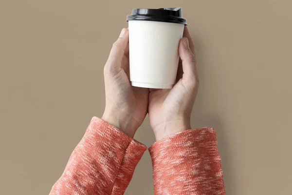 Papír kávé csésze tartó kezek — Stock Fotó