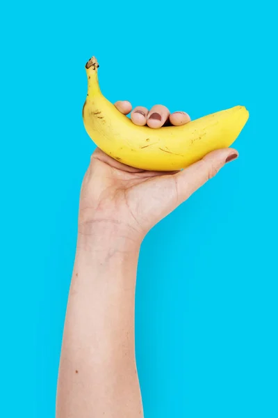 Hand håller banan — Stockfoto