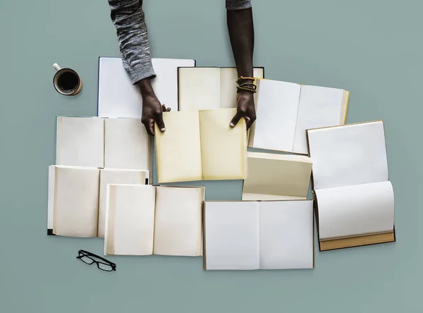 Mãos da pessoa africana com livros — Fotografia de Stock