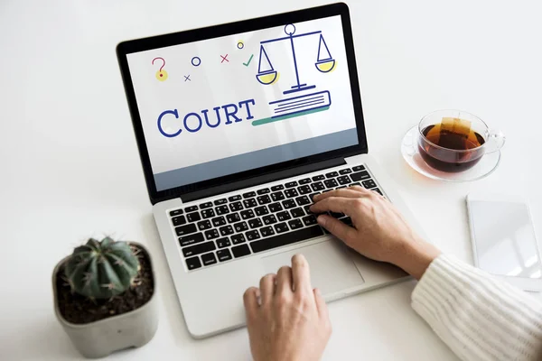 Eller dizüstü bilgisayarda çalışıyor