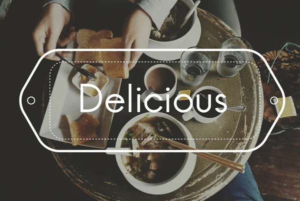 lezzetli yemekleri masasi