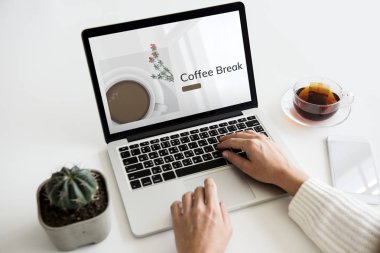 Eller dizüstü bilgisayarda çalışıyor