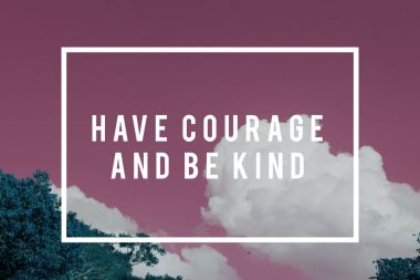 Mor gökyüzü ve ağaç