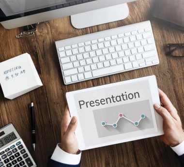 Dijital tablet kullanan işadamı