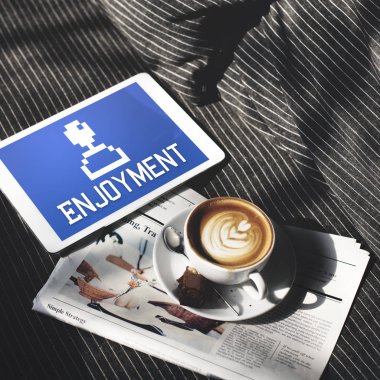 kahve fincanı taze gazete ile