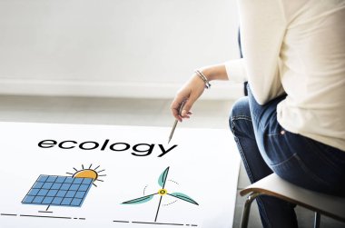 kadın posteri oturur