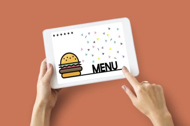 kişi holding dijital tablet