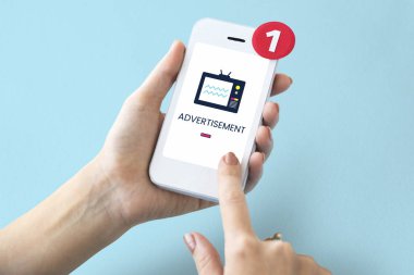 Akıllı telefon kullanan kişi.