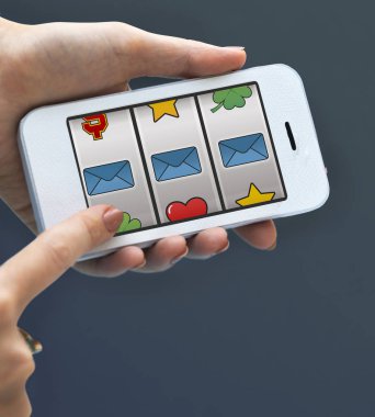 Akıllı telefon kullanan kişi.