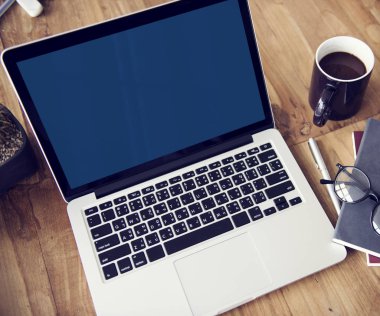 Açık tablo üstünde laptop