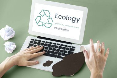 Çalışma alanı ile modern dizüstü