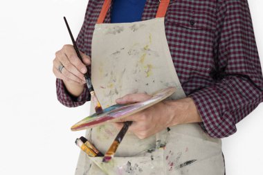 adam tutarak fırça ve palet önlük