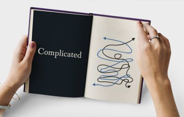 Kadın kitap okuyor.