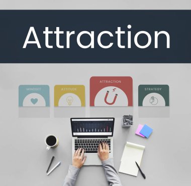 dizüstü bilgisayar ile masada çalışan kişi