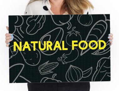 Kadın afişini tutar 