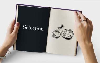 Kadın kitap okuyor.