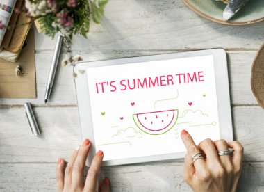 dijital tablet kullanan kadın