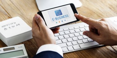 Akıllı telefon kullanan iş adamı