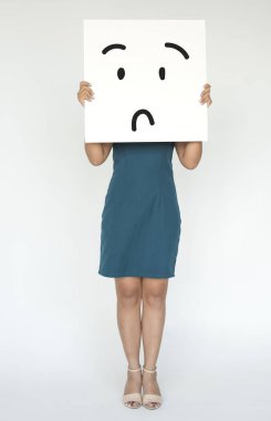 afiş ile karışık yüz tutan kadın