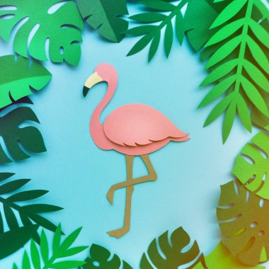 yaprakları ve origami pembe flamingo