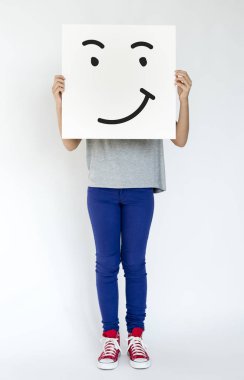 afiş ile gülen yüz tutan kadın