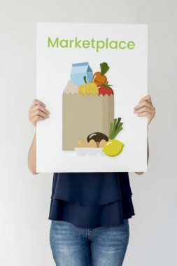 Kağıt afiş tutan kişi