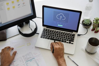 dizüstü bilgisayar ile çalışma alanı tablosu