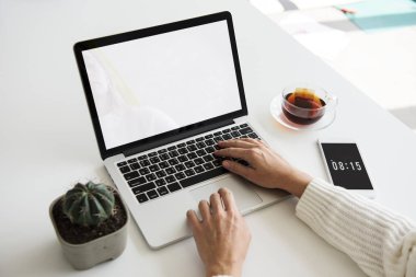 Eller dizüstü bilgisayarda çalışıyor