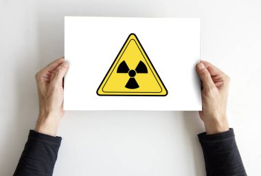 afişini holding eller