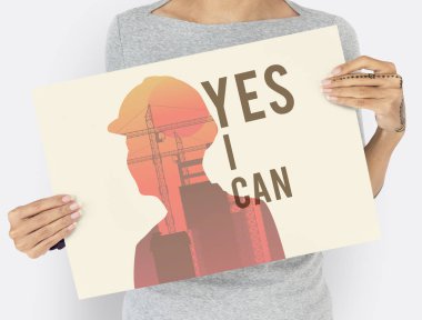 Kadın afişini tutar 