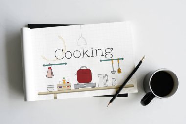 boyama kitabı ve kahve fincanı