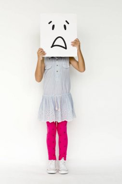 küçük çocuğu kapsayan yüz