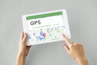 kişi holding dijital tablet